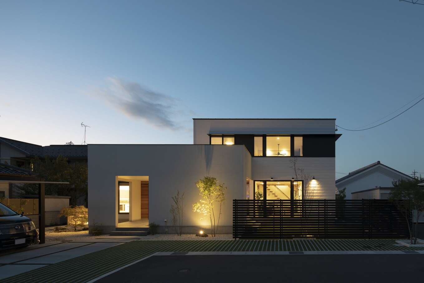 ライトアップされた白い外観のR+houseの家