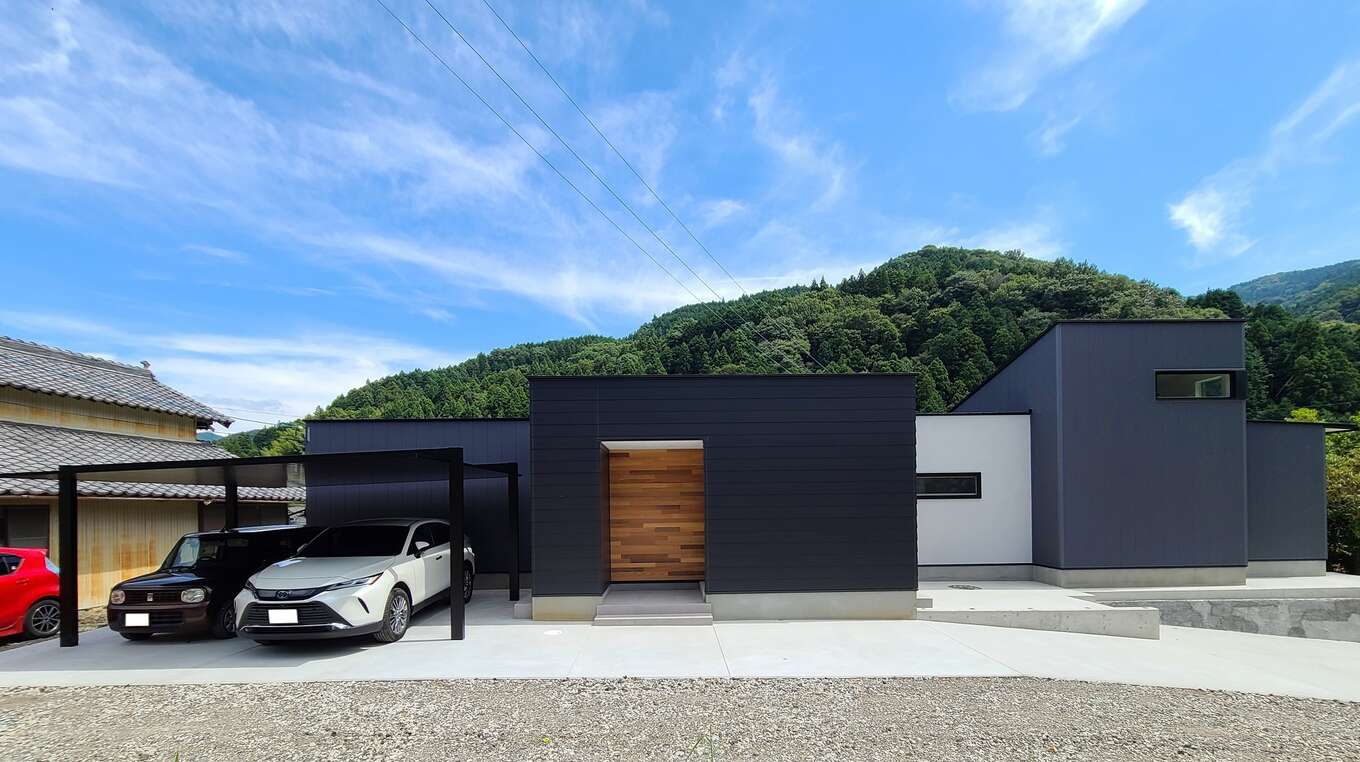 R+houseの施工事例写真。黒いガルバリウム鋼板を外壁に使用した家