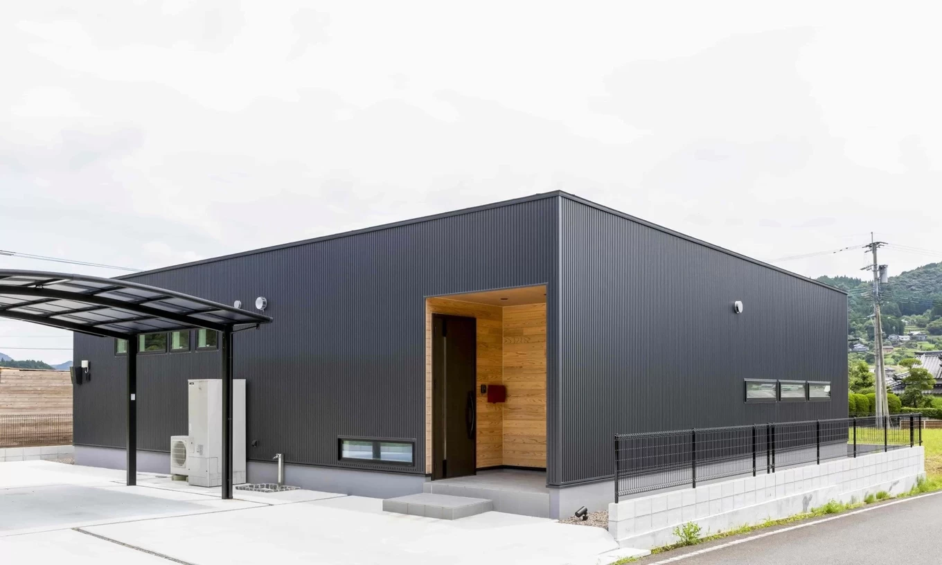 黒いガルバリウム鋼板の平屋