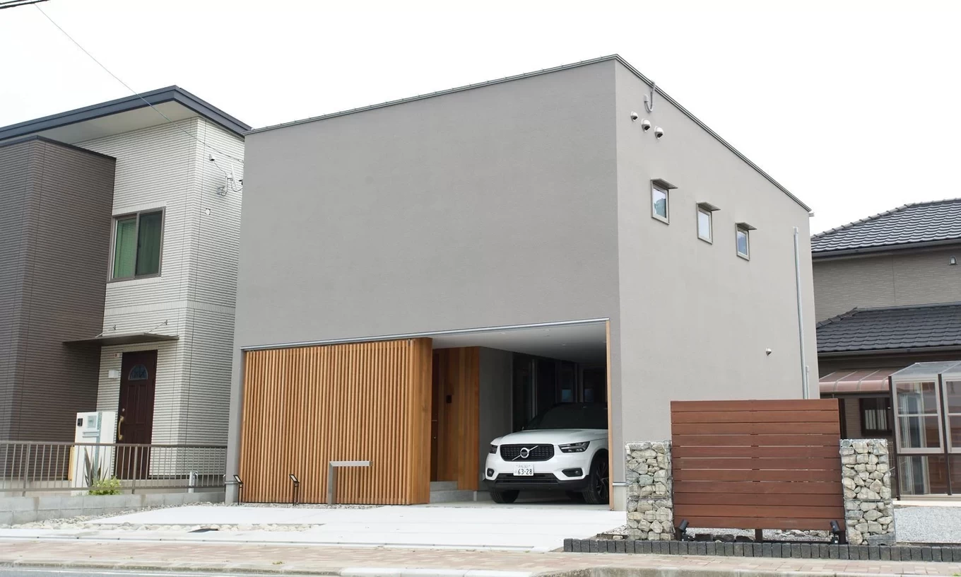 売戸建中古住宅】ガレージ付きの高性能デザイン住宅販売中