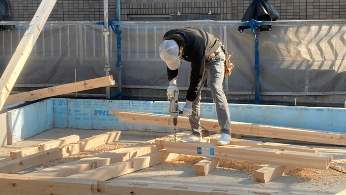 木材を切る人