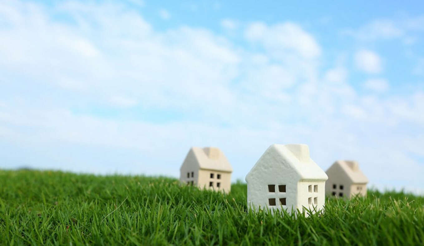 白い家の模型と草原