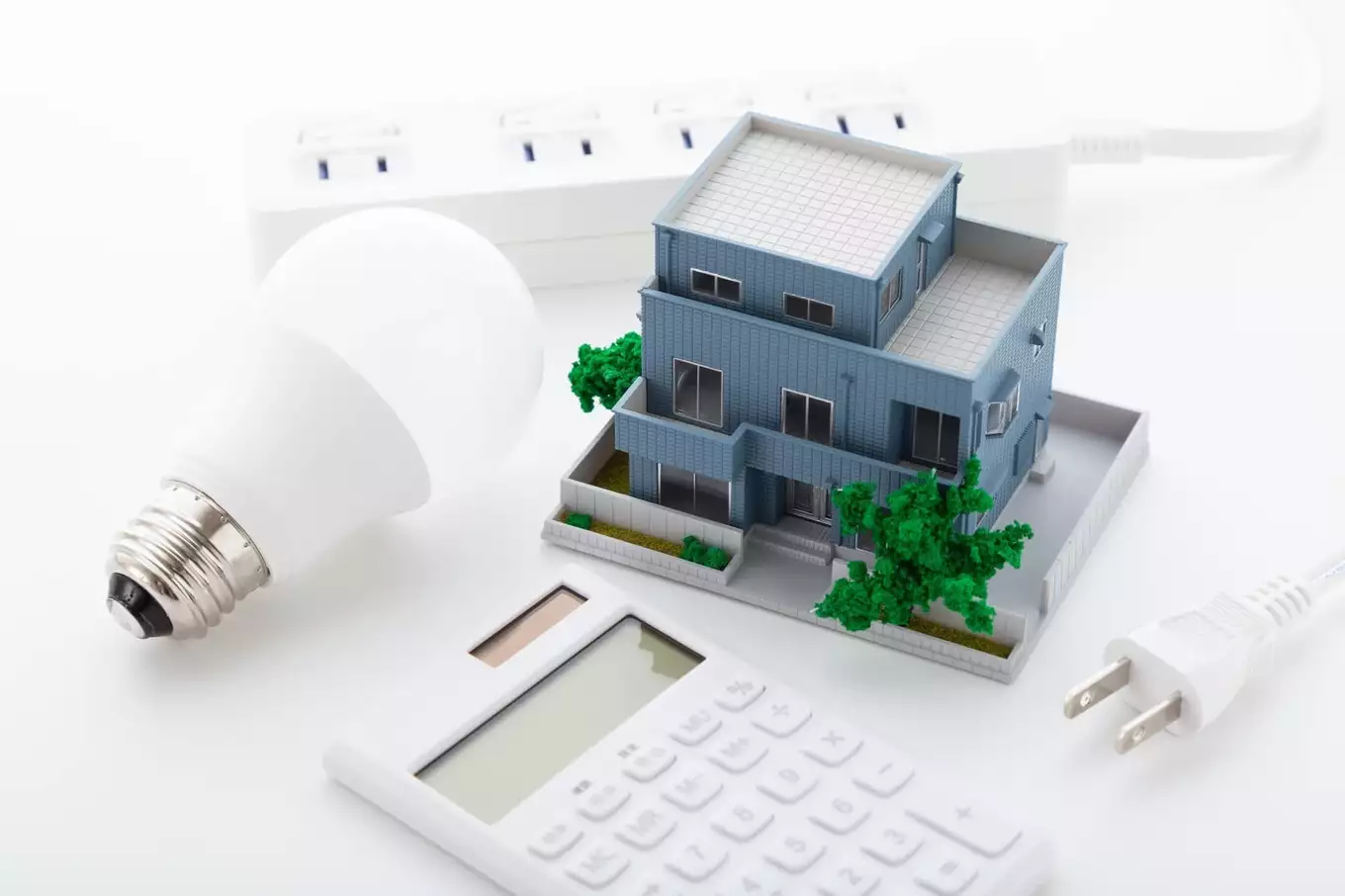 住宅模型と電卓と電球