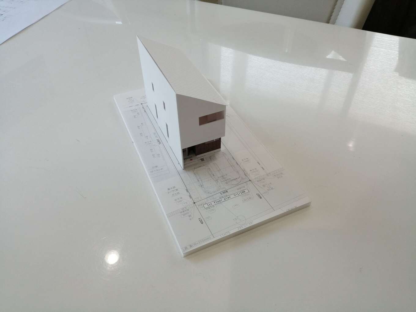 白い模型の家と図面