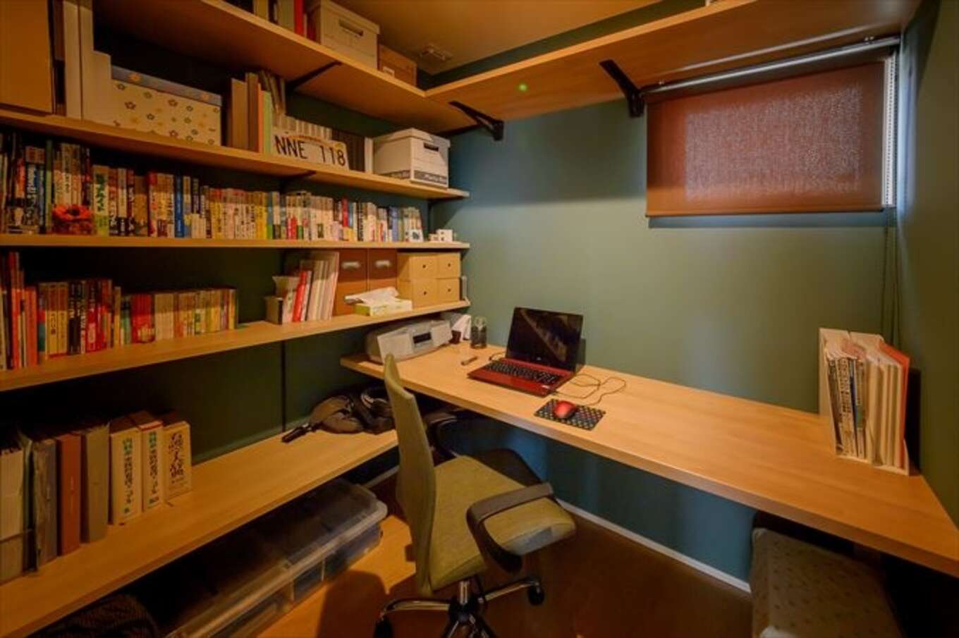 緑の壁紙の書斎