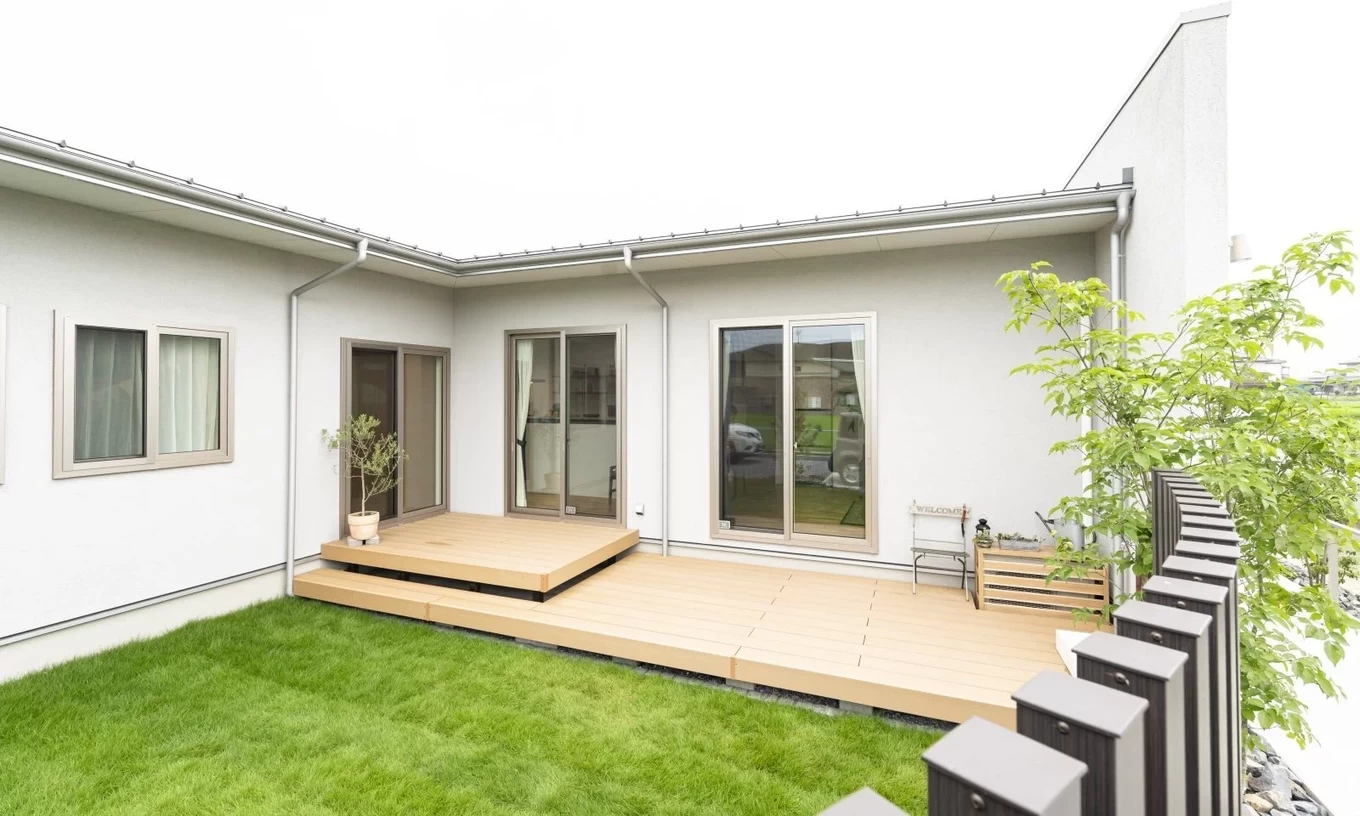 ウッドデッキと広い庭