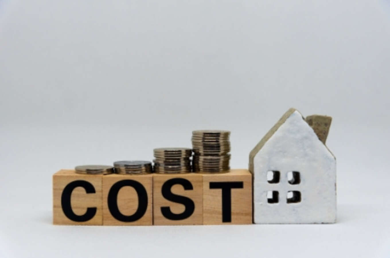 COSTの文字と家の模型の写真