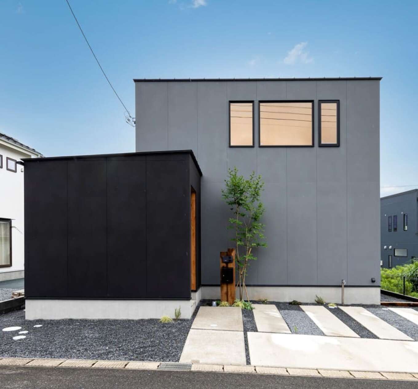四角があわさったシンプルなR+houseの家