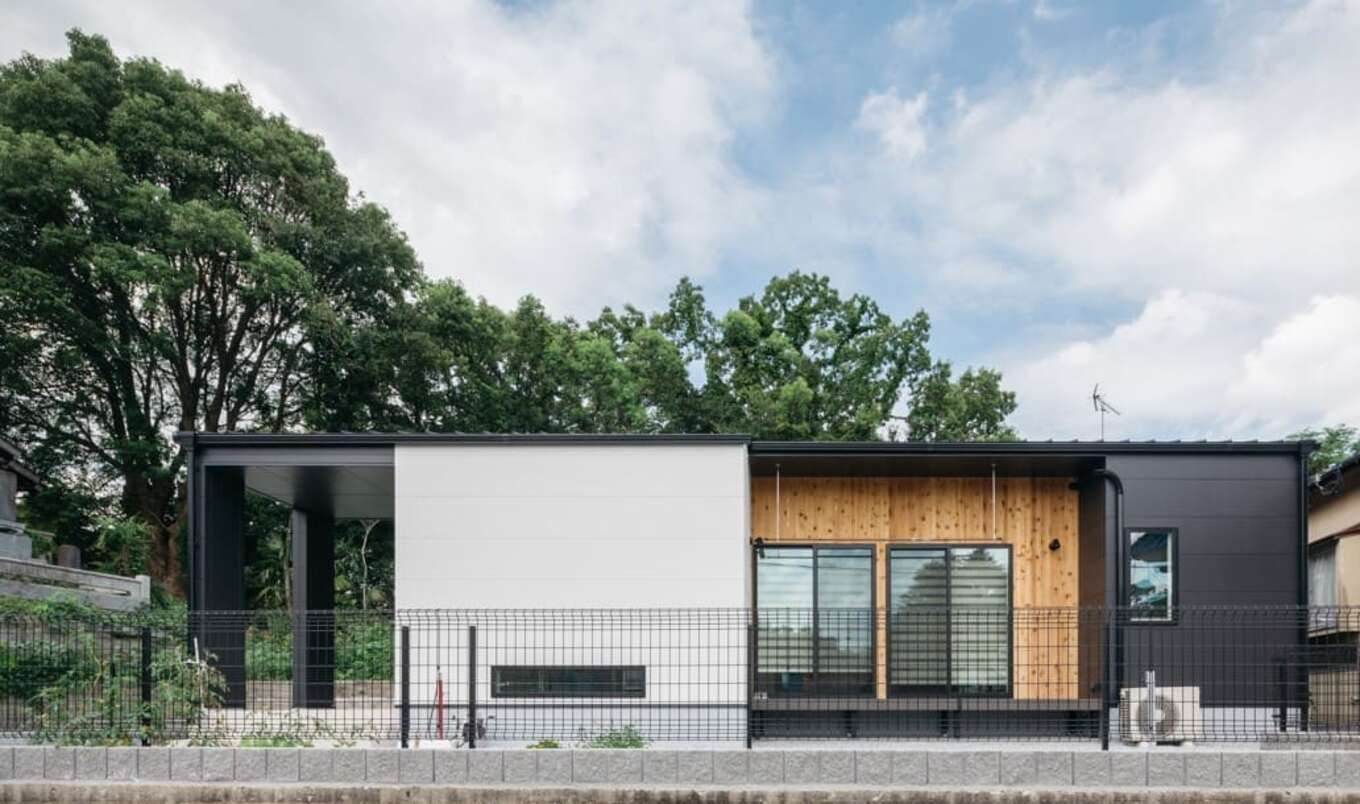 木目調の外壁がおしゃれなR+houseの平屋