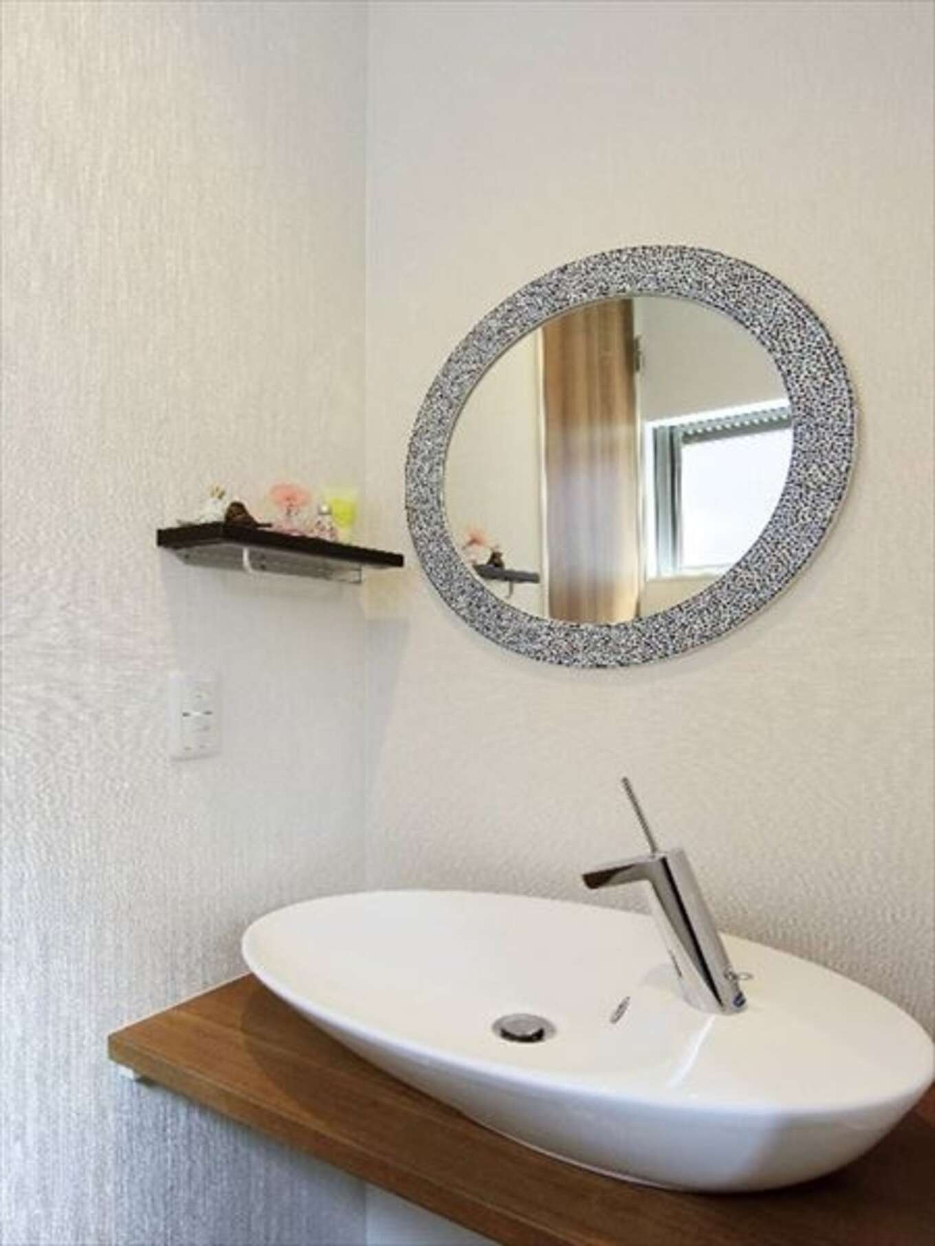 丸い鏡がとっても素敵な造作洗面台