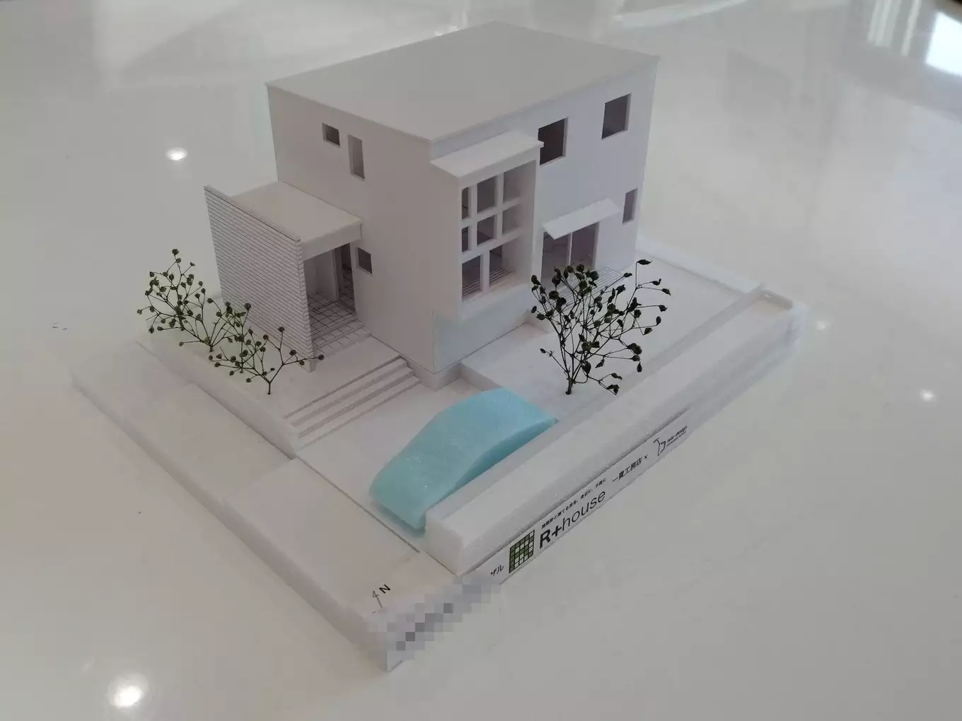 外構と駐車場のある家の模型