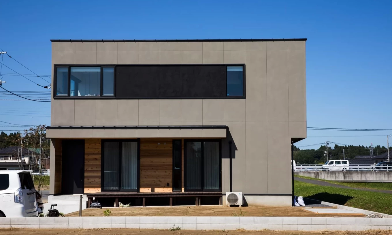 木目がアクセントのグレージュの外壁