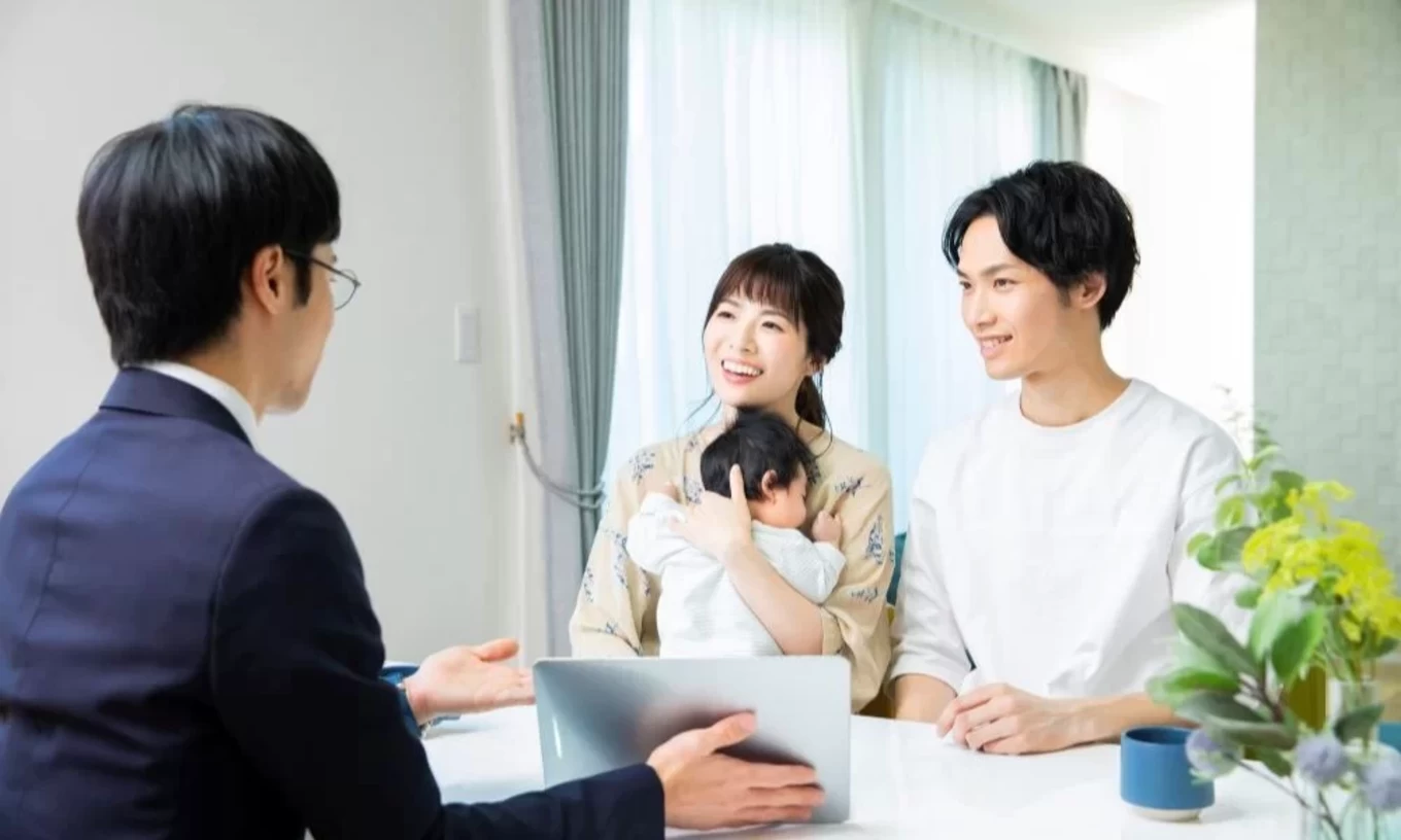 住宅相談をする家族と営業マン