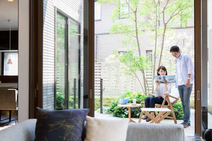 テラスでくつろぐ若い夫婦