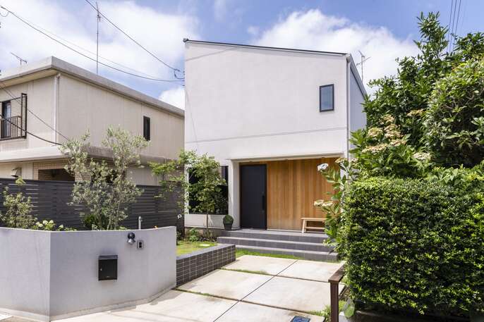 白い外観のR+houseの注文住宅