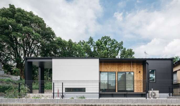 木目調の外壁がおしゃれなR+houseの平屋