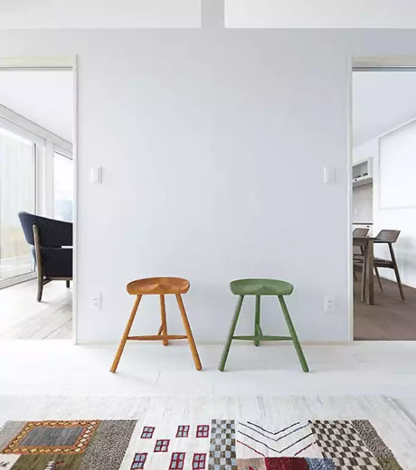 シンプルな内装とカラフルな家具