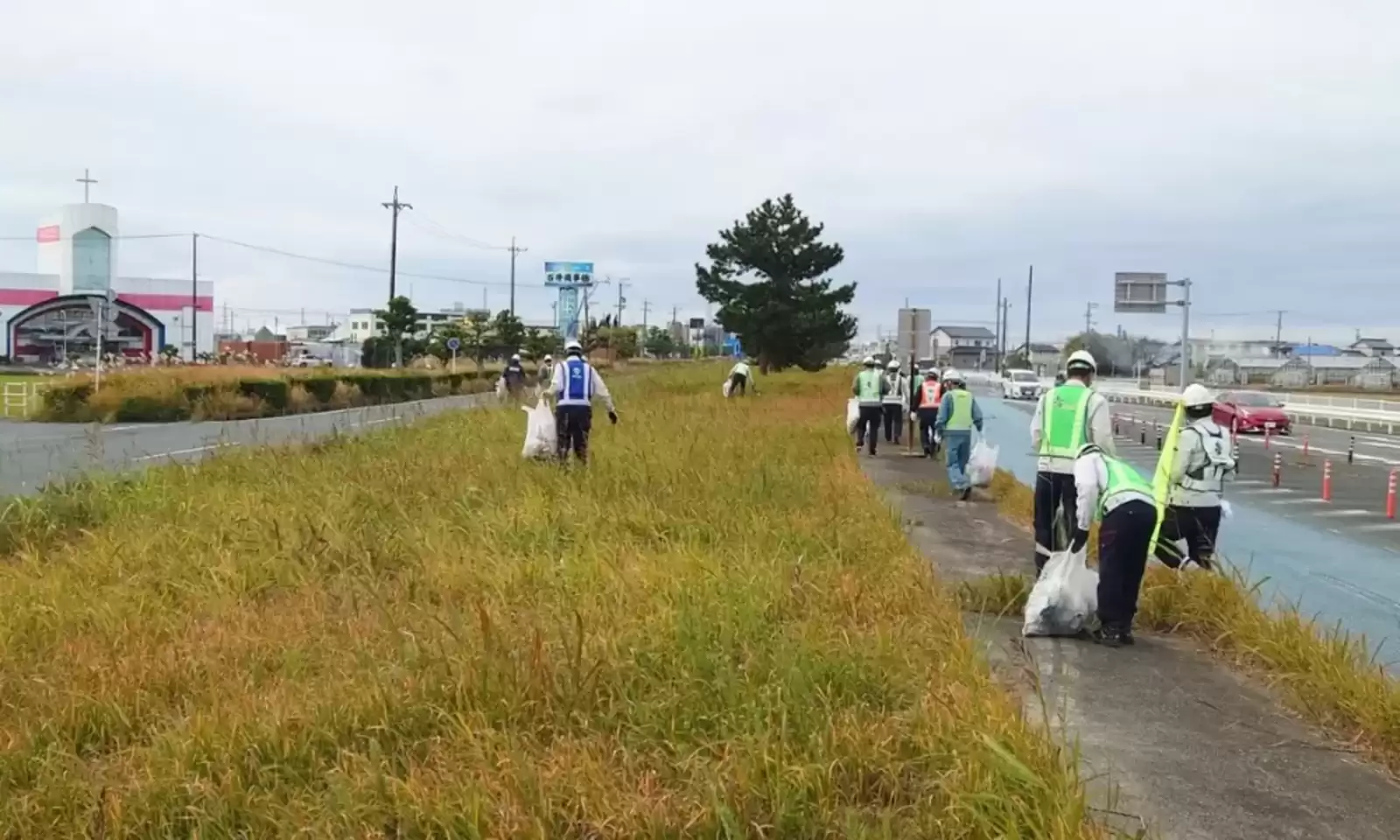 浜松市の地域貢献の一環として「国道1号クリーン作戦」に参加