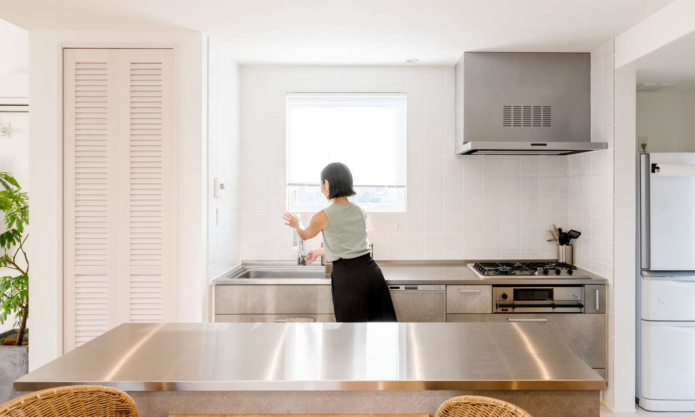 キッチンに立つ女性