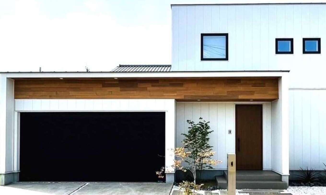 ガレージのある真っ白な家