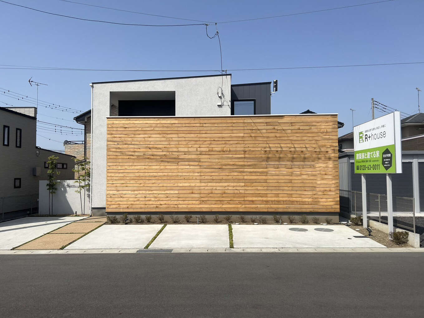 ライトアップされた2階建ての住宅