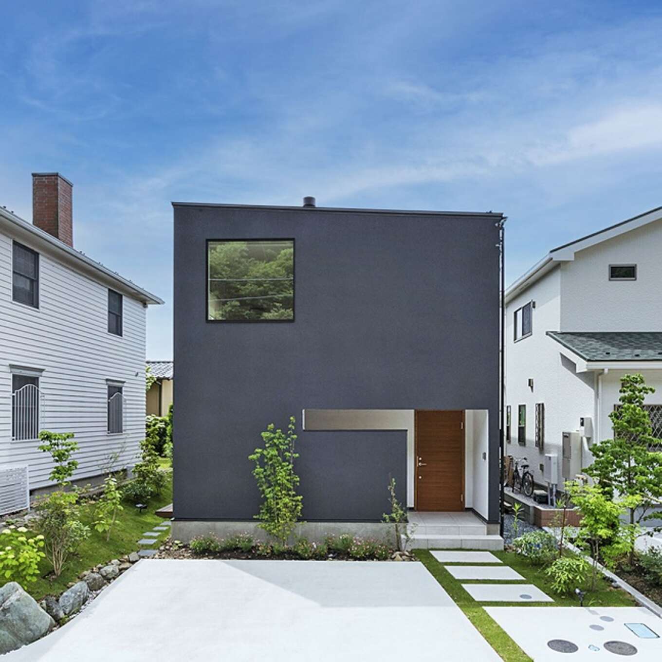 二階建てのブラックの色味の住宅外観