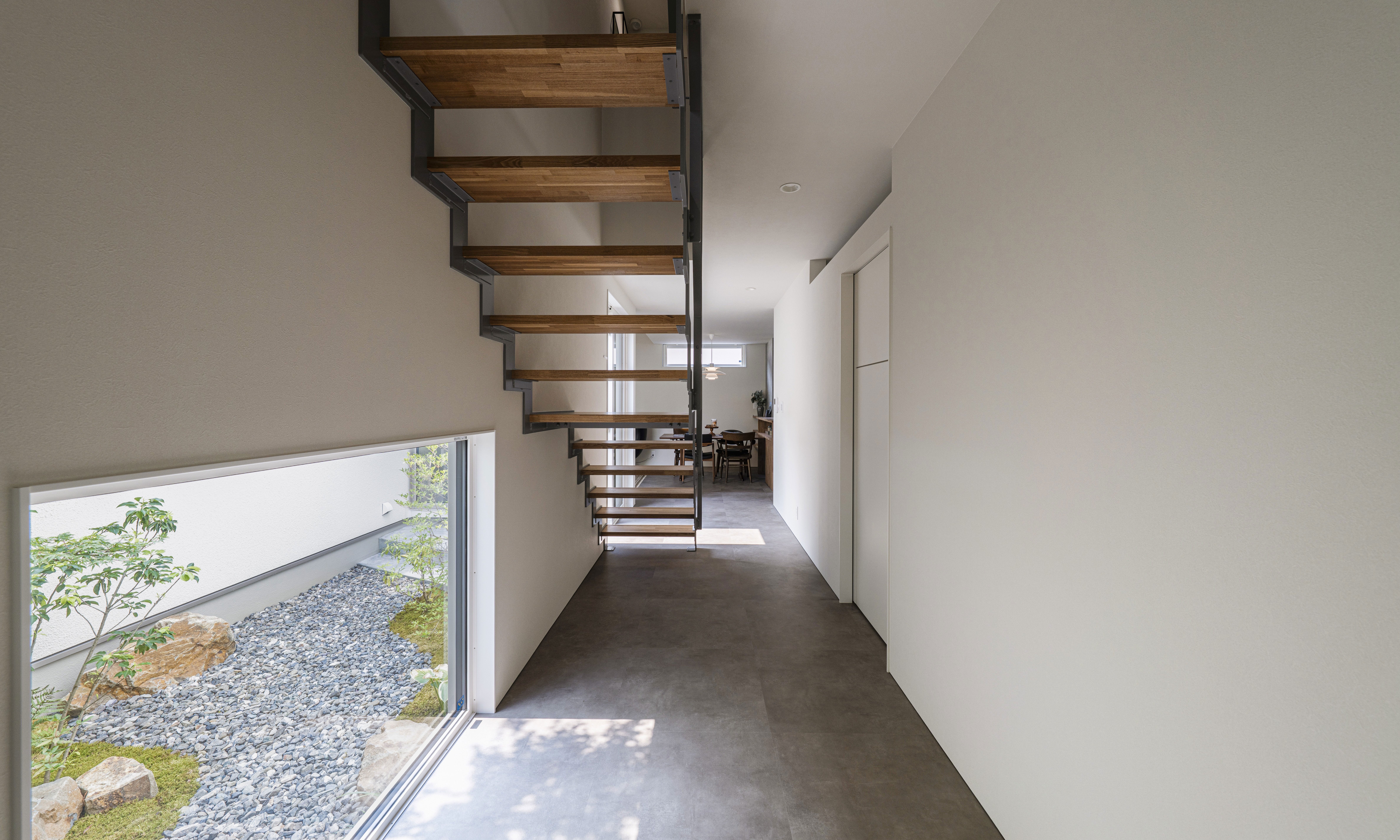 暖かい光を取り込む中庭