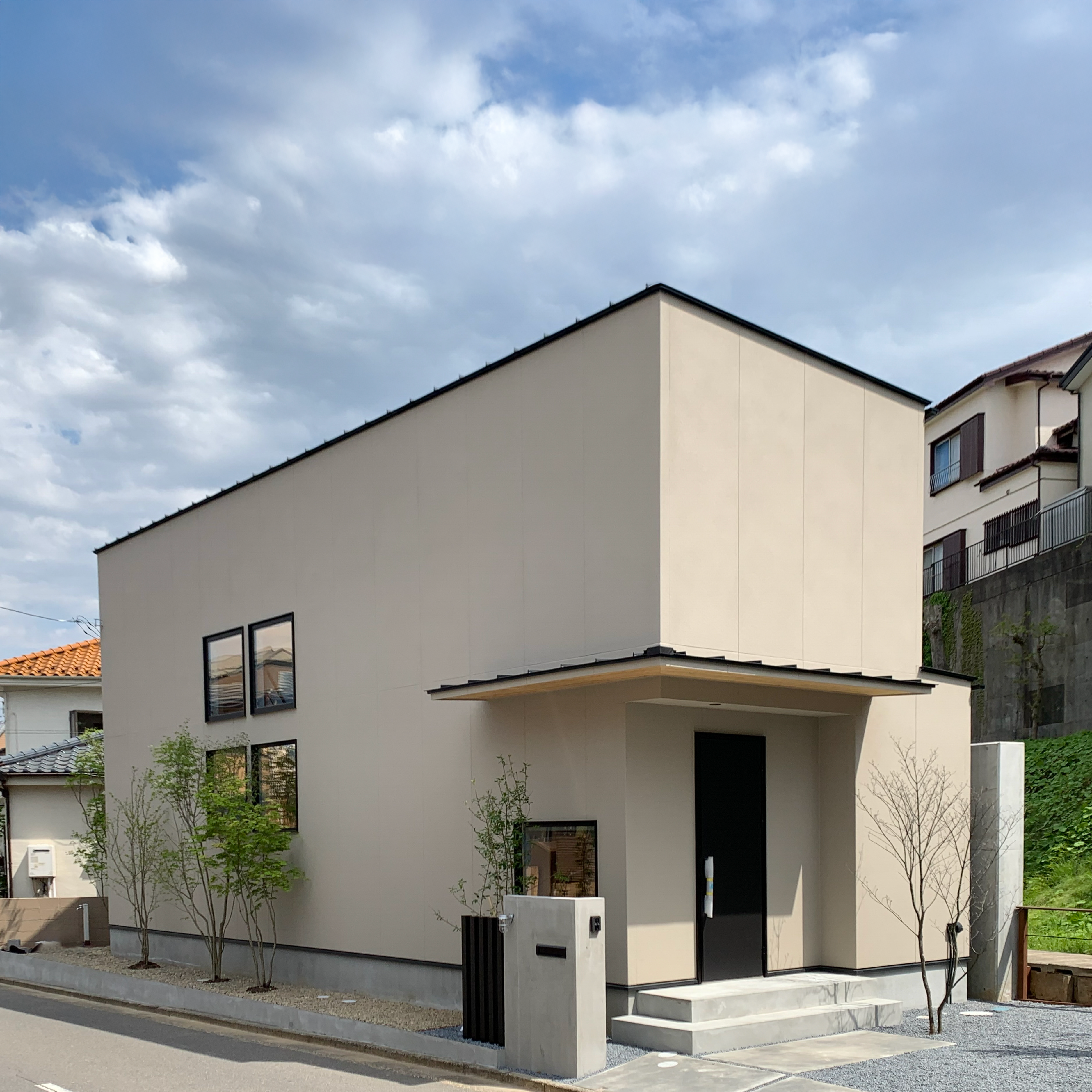 ベージュの外観の家