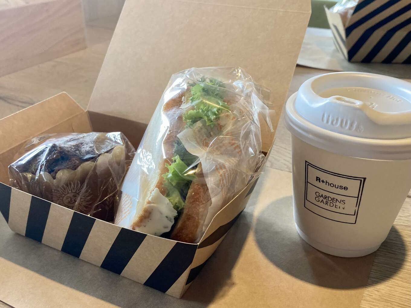 軽食とコーヒー