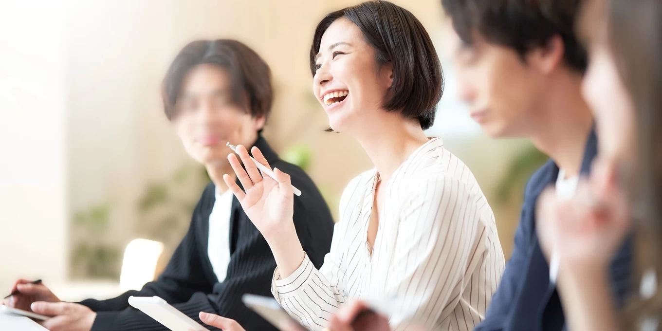 笑顔で話すセミナー参加者