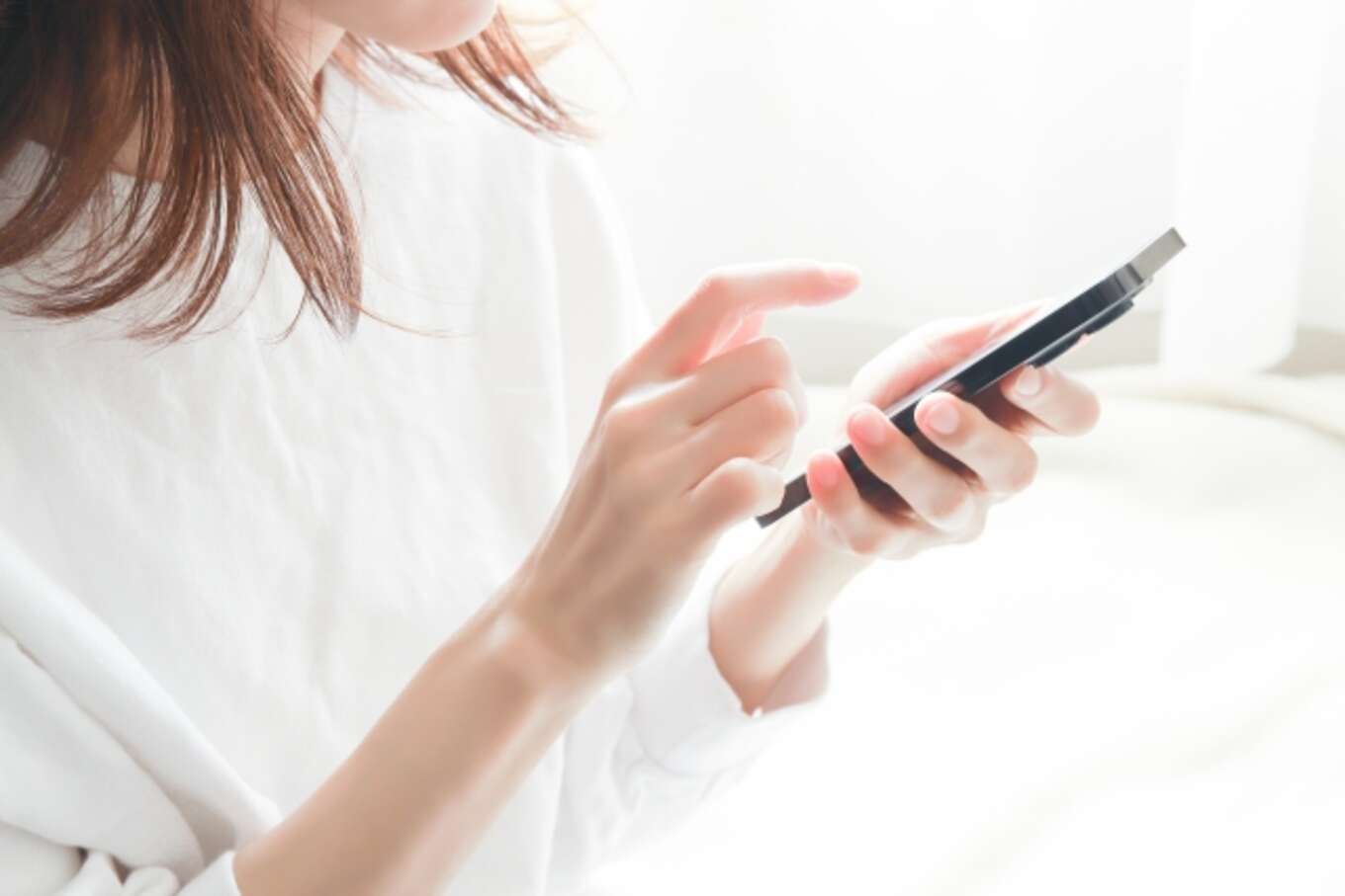 スマホを操作する女性