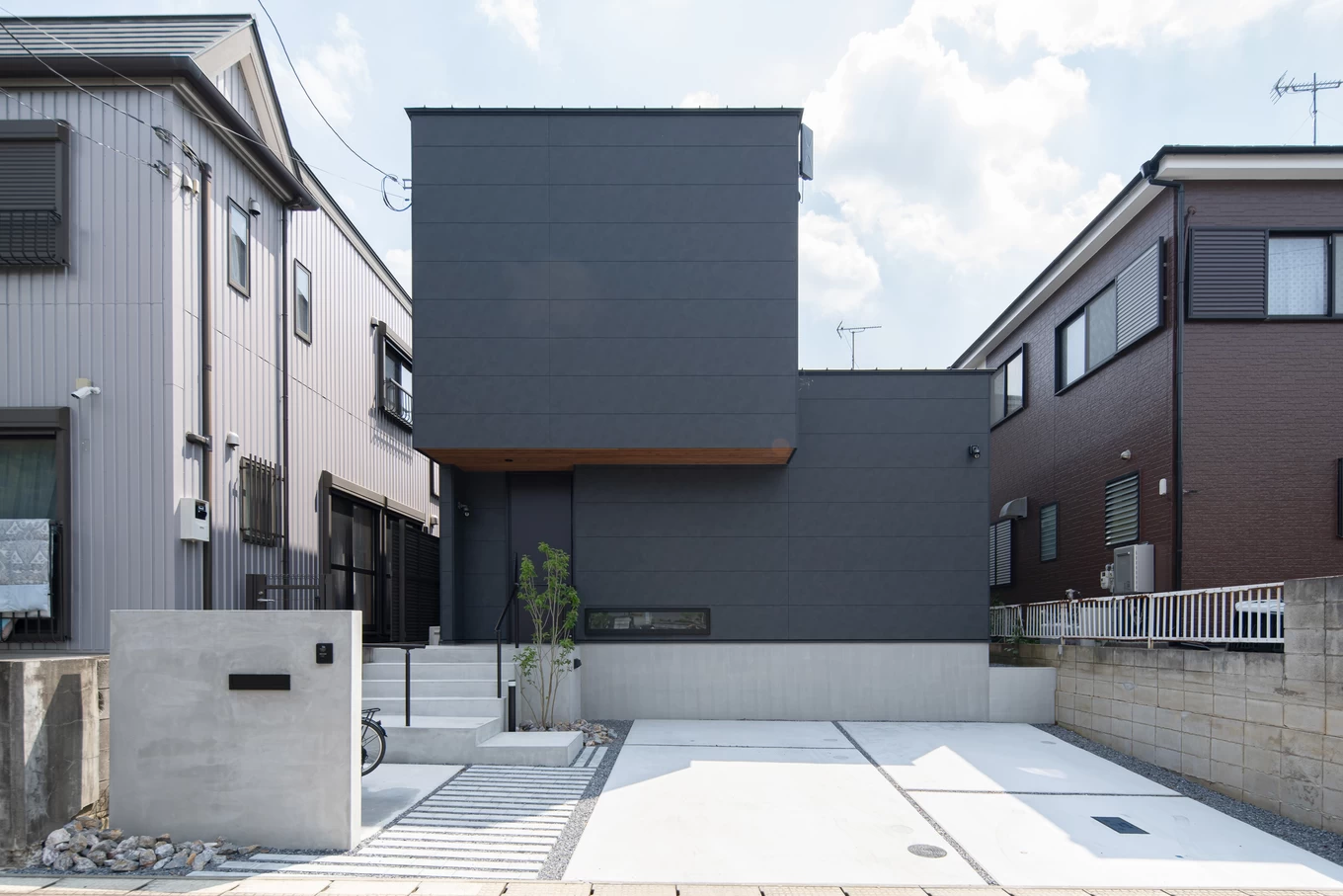 モノトーンでまとめた外観