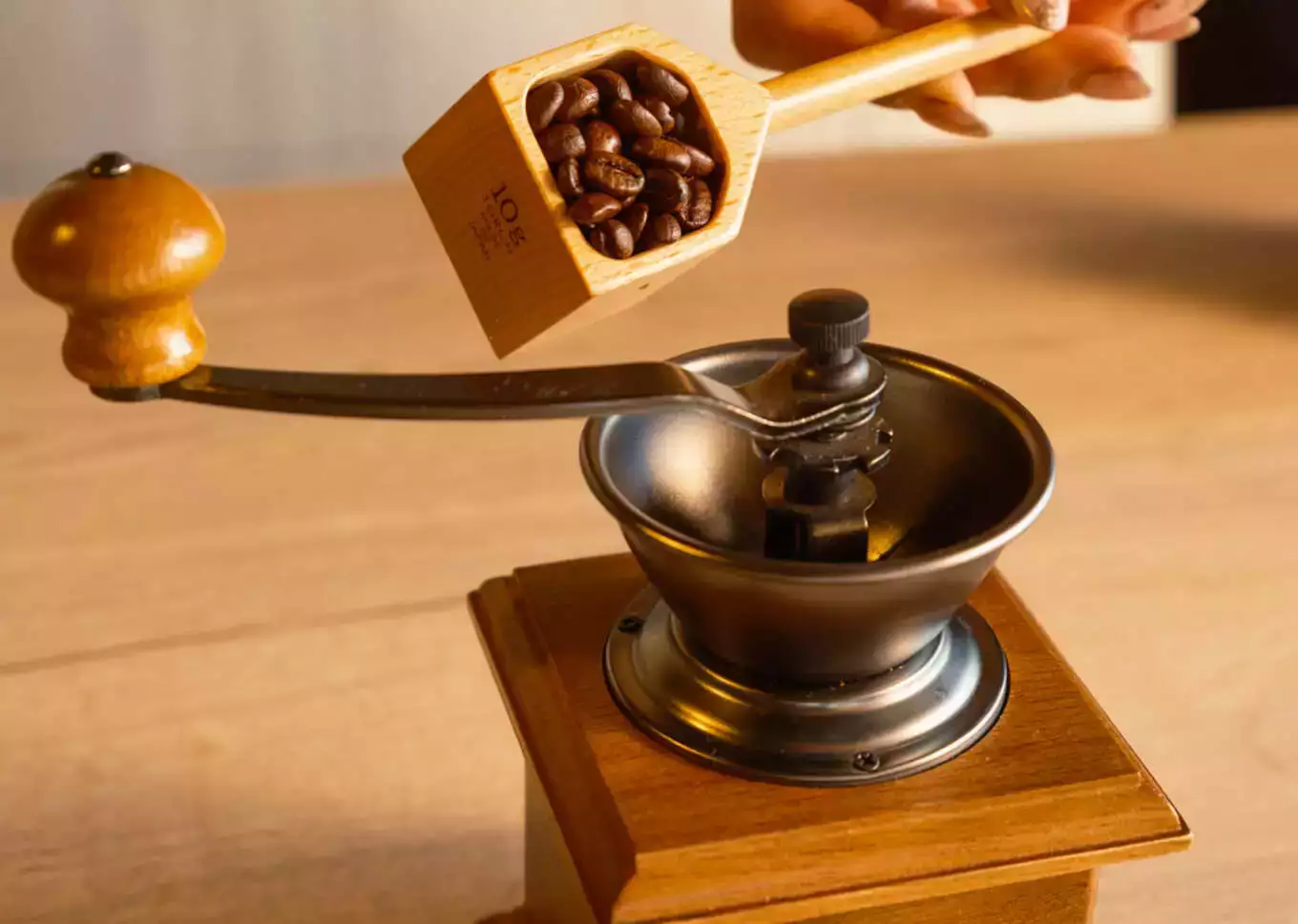 コーヒーミルに豆を入れる手