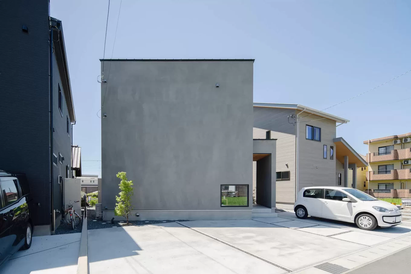 ガレージのあるグレー外観の住宅