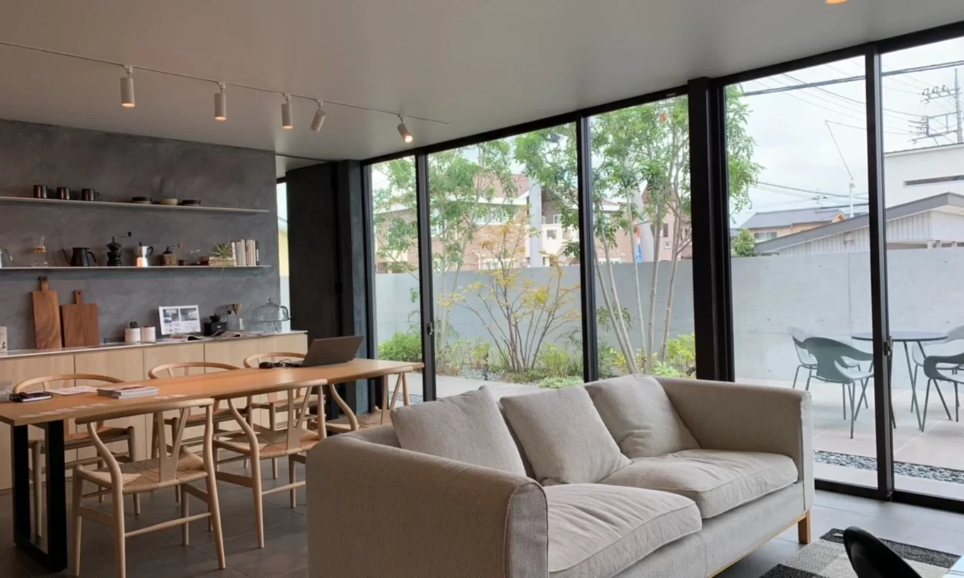 窓の大きいリビング