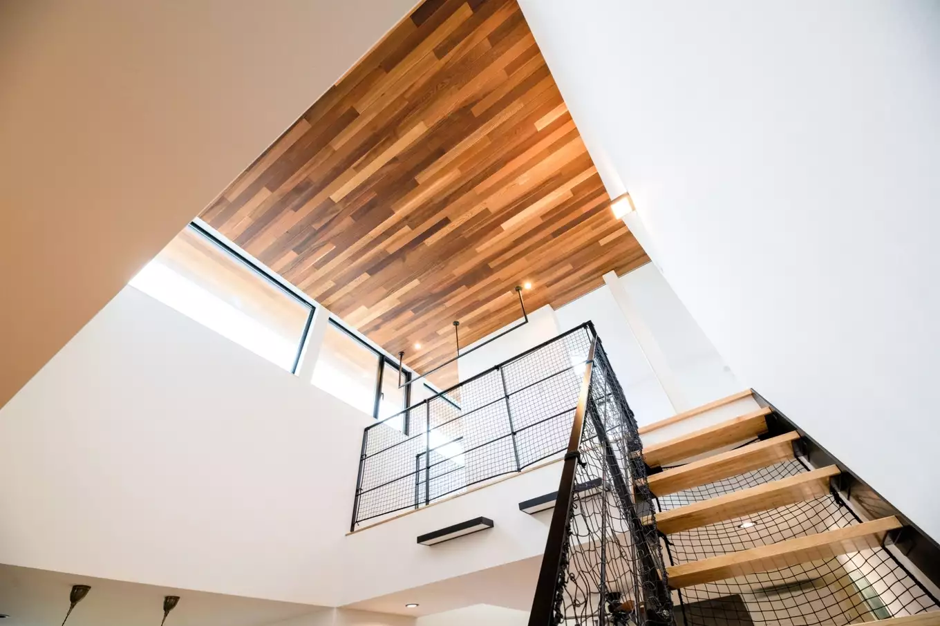 階段と板張りの天井