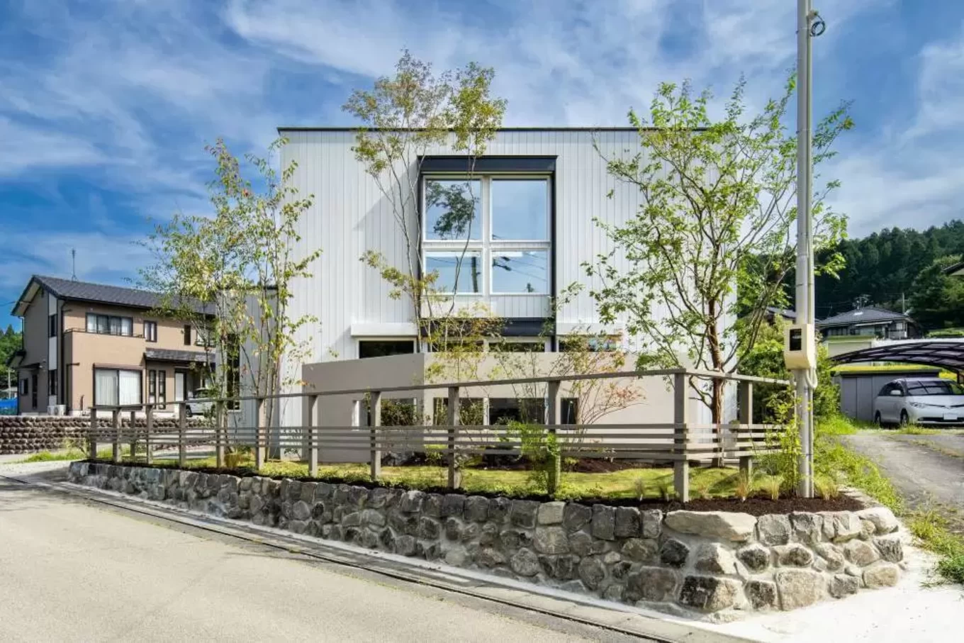 植栽がきれいな外観と青空