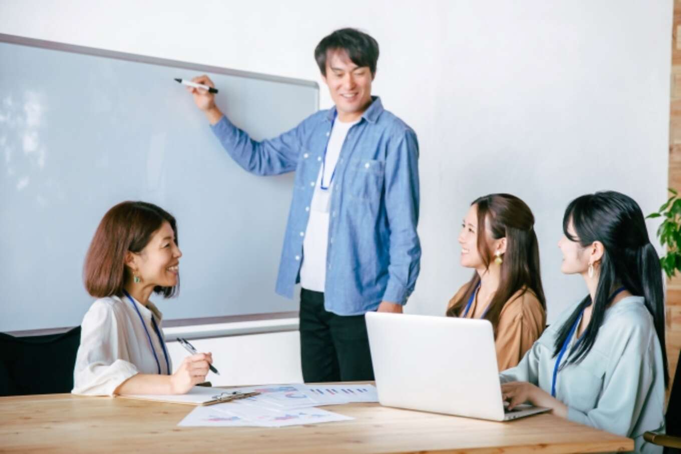 男性講師がレクチャーしている様子