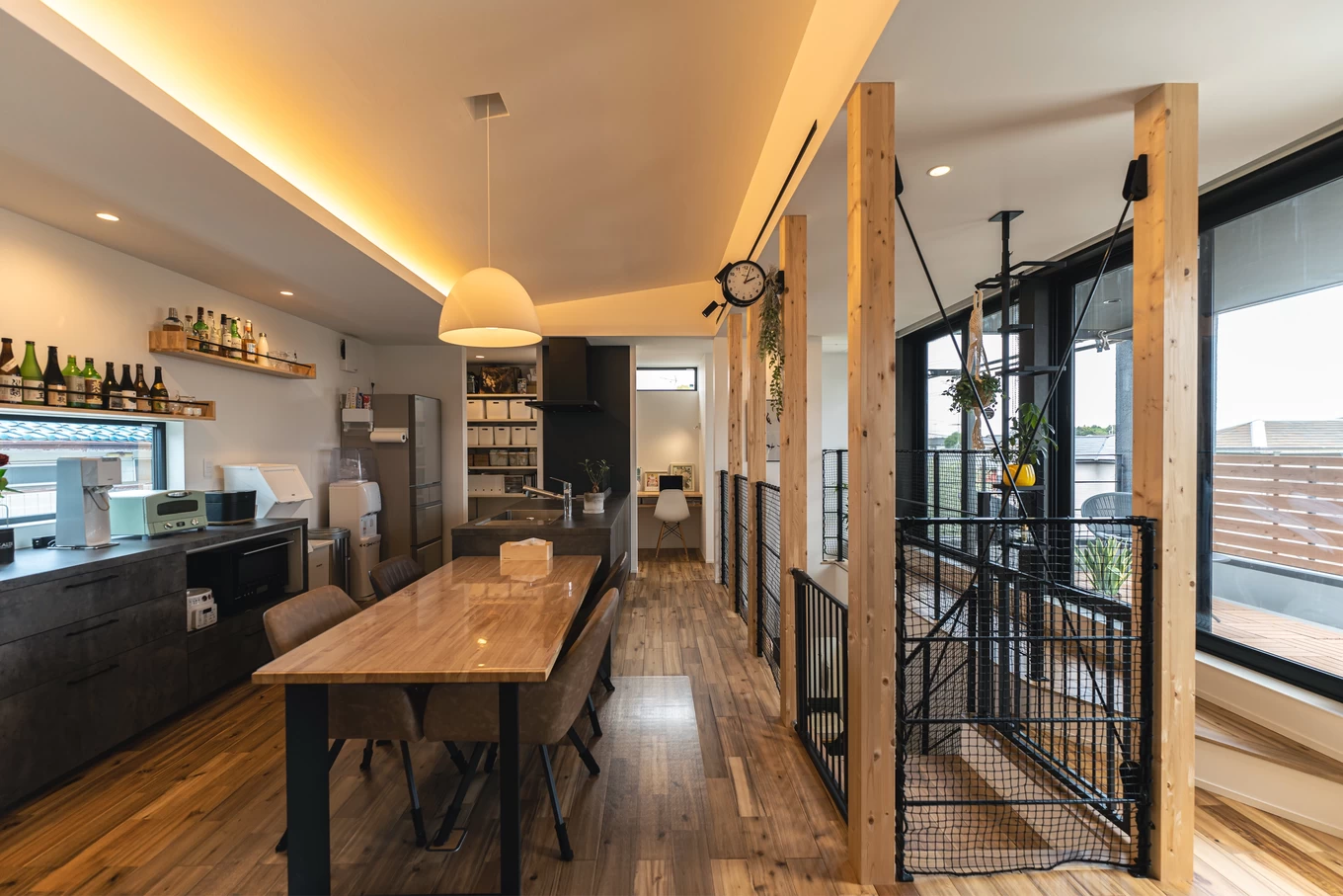 光と視線が抜ける2階リビング