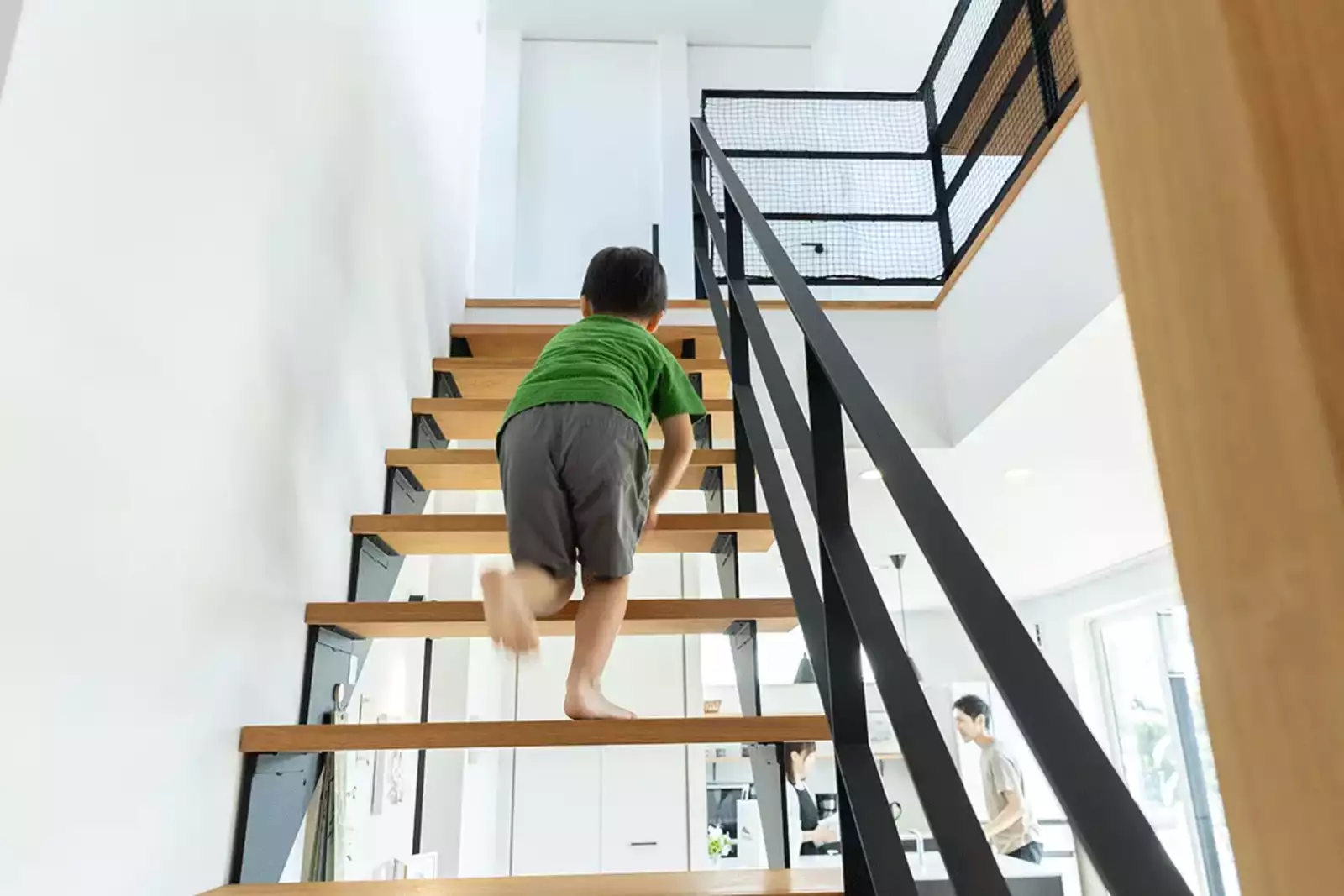 スケルトン階段を上る子供