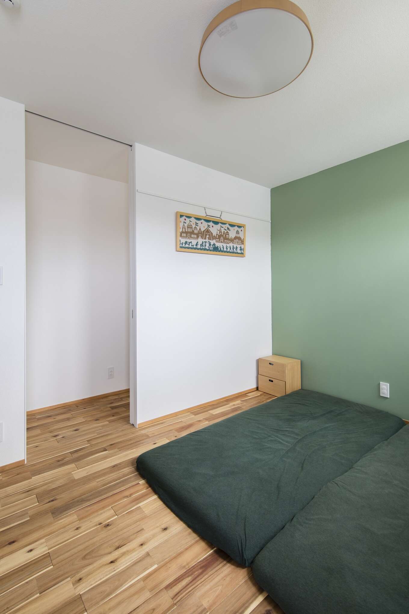 寝室もグリーンをアクセントとした空間に仕上げている。