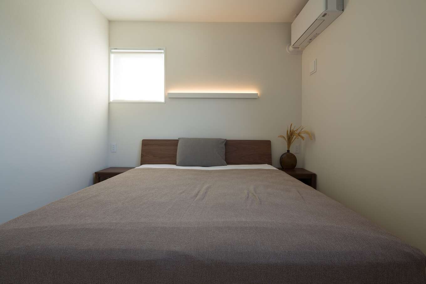 寝室はカーテンではなくロールスクリーンにする事で生活感をなくし、シンプルにまとめている。