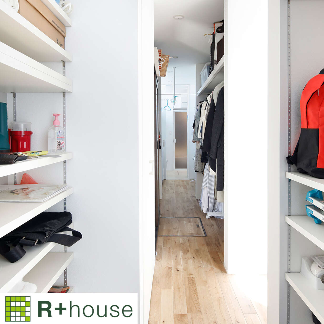 R+houseの物件のシューズインクローゼットの写真です。シューズインクローゼットの奥にはウォークインクローゼット、洗濯兼家事室、トイレ浴室洗面へと一直線に結ばれている。