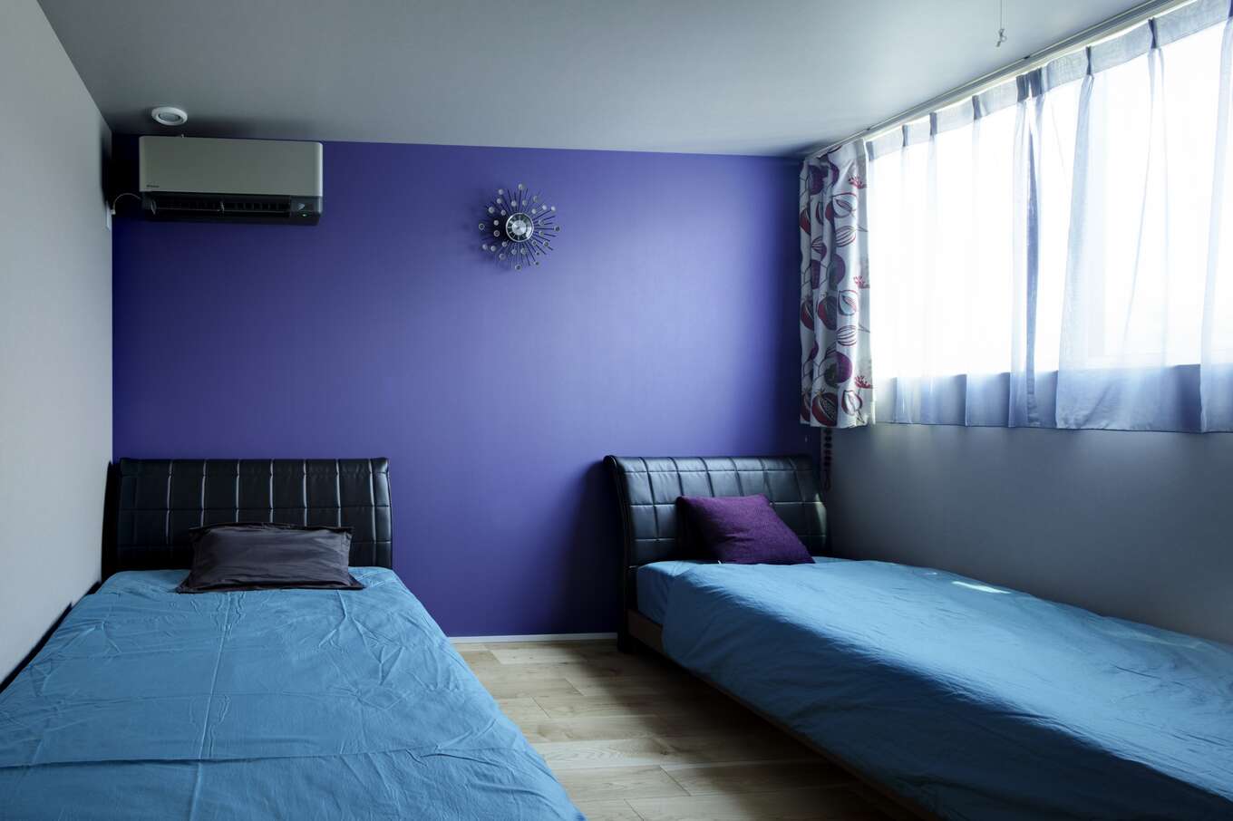 青で統一された寝室