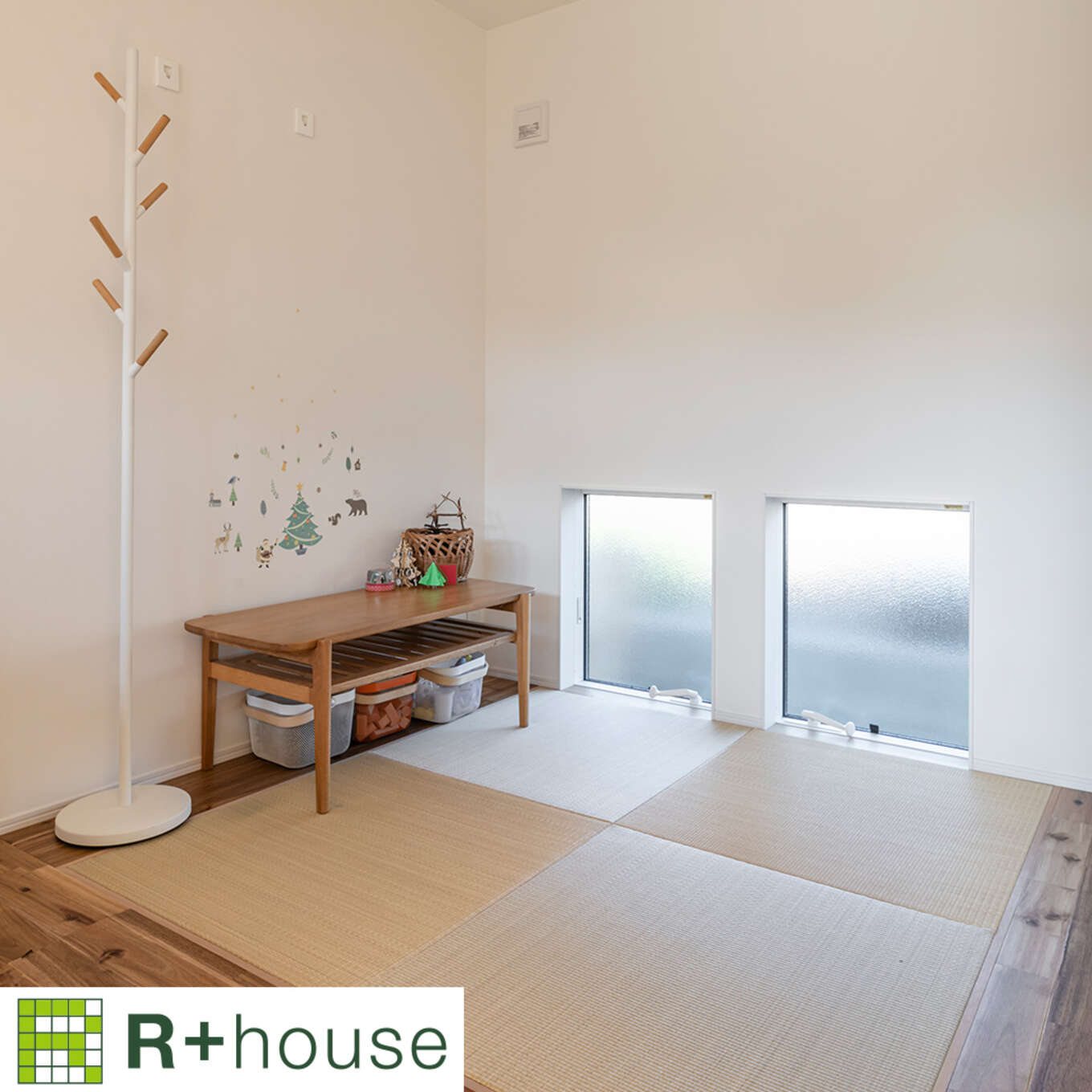 R+houseの物件の畳コーナーの写真です。大きめの四角い畳が四枚並んだスペース。すりガラスの窓もあり明るい。