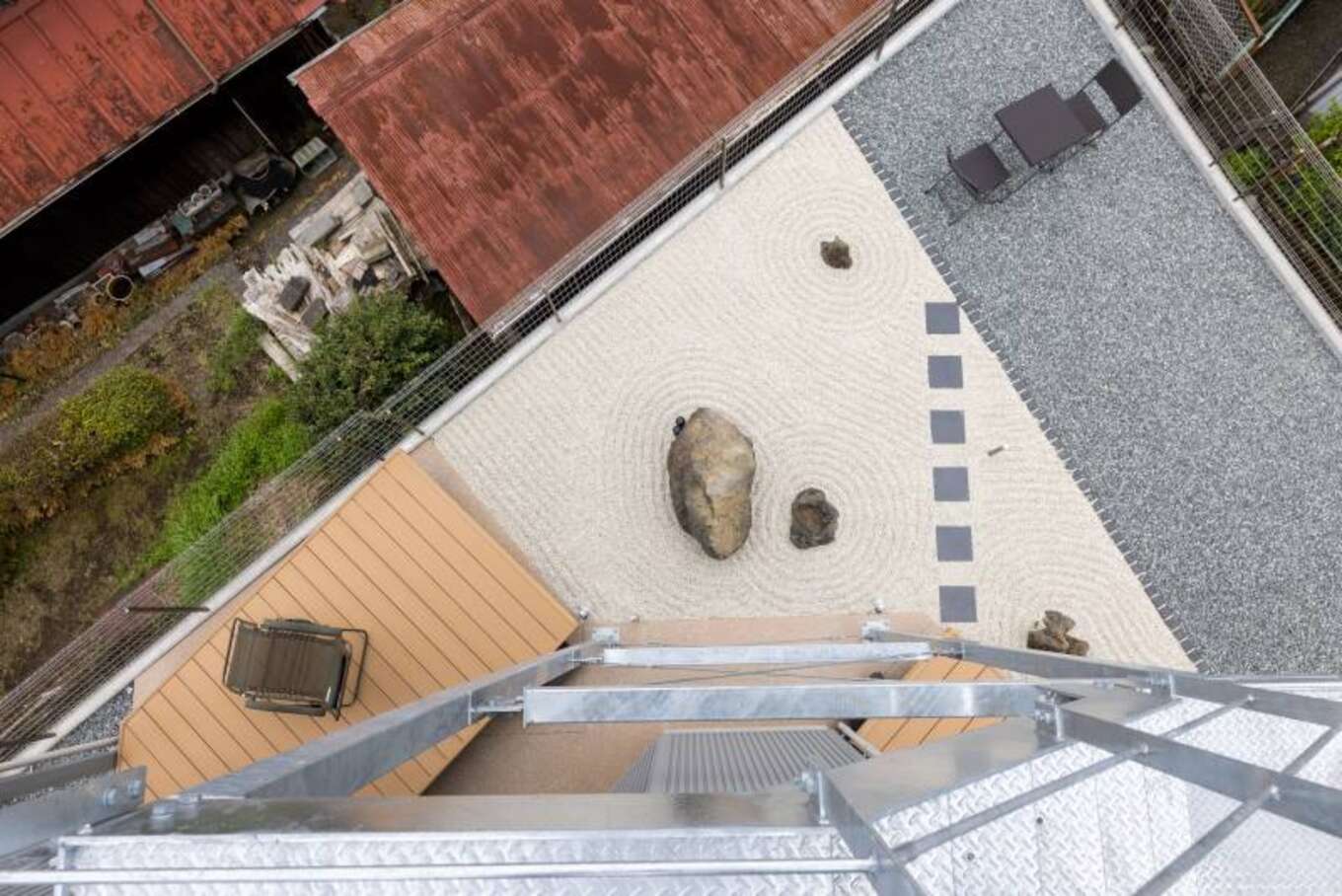 屋上から庭をみた図