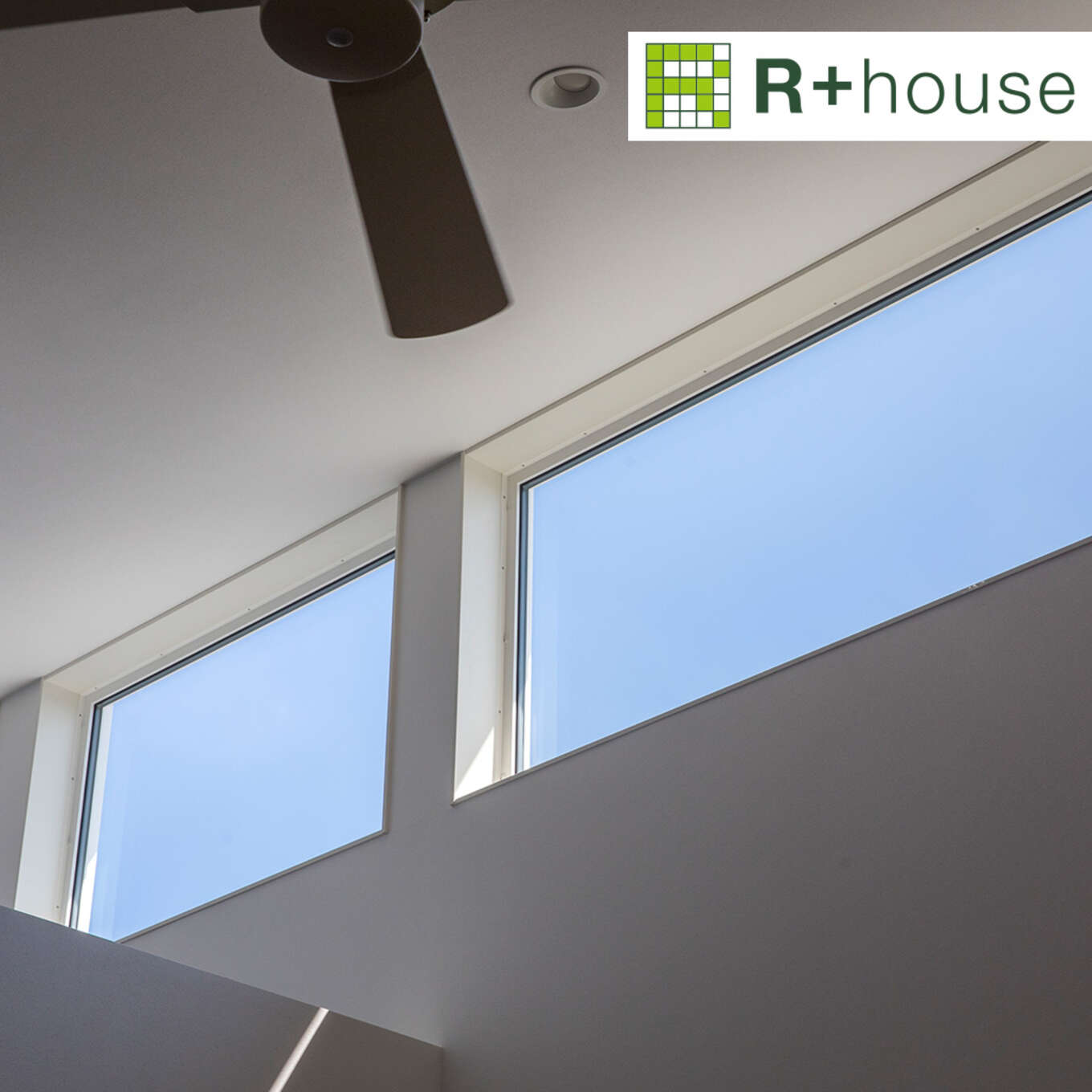 R+houseの物件のハイサイドライトの写真です。LDKの吹き抜け上部に設けられた窓が光のコントロールをします。