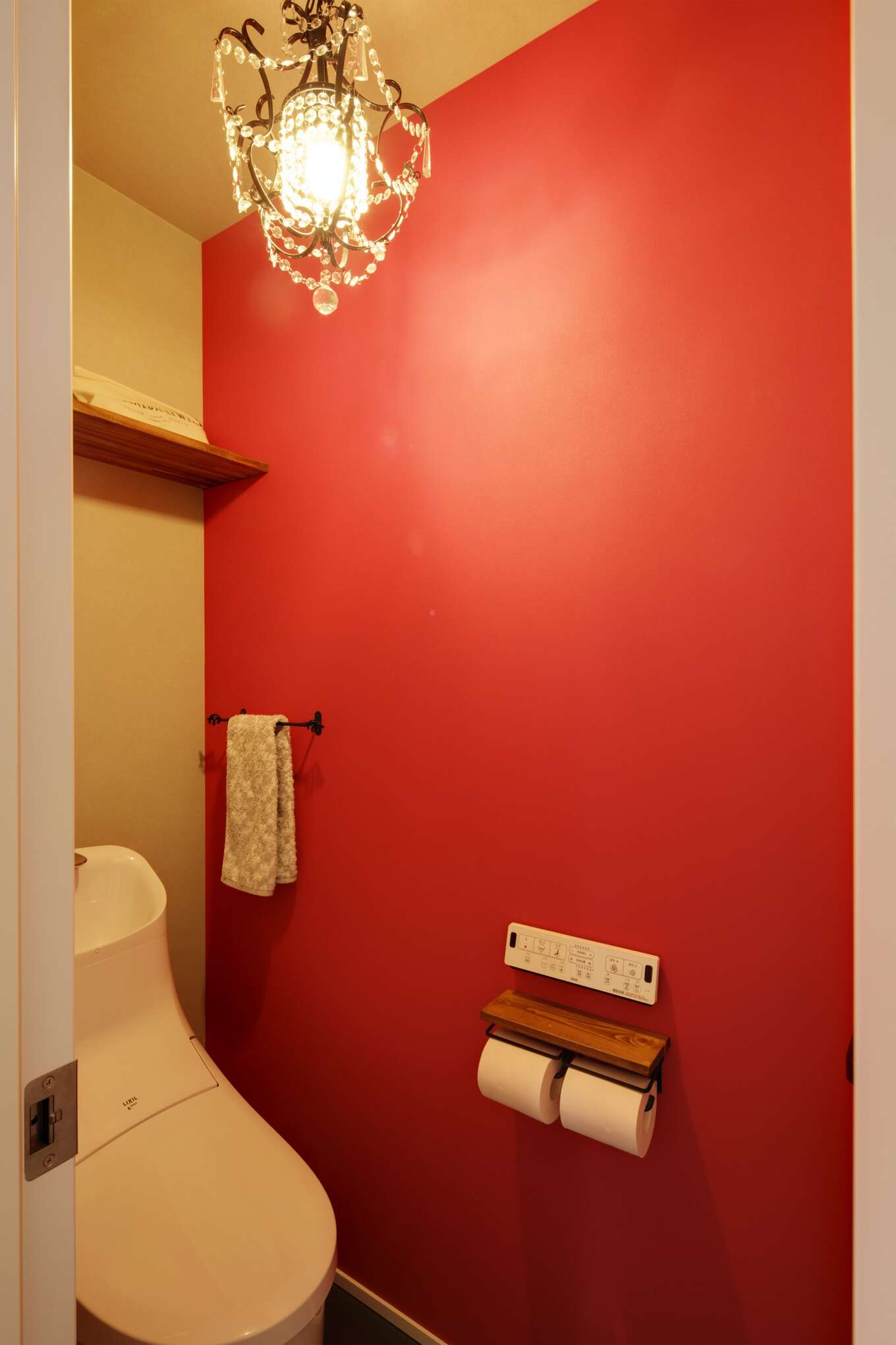 赤いアクセントクロスのトイレ