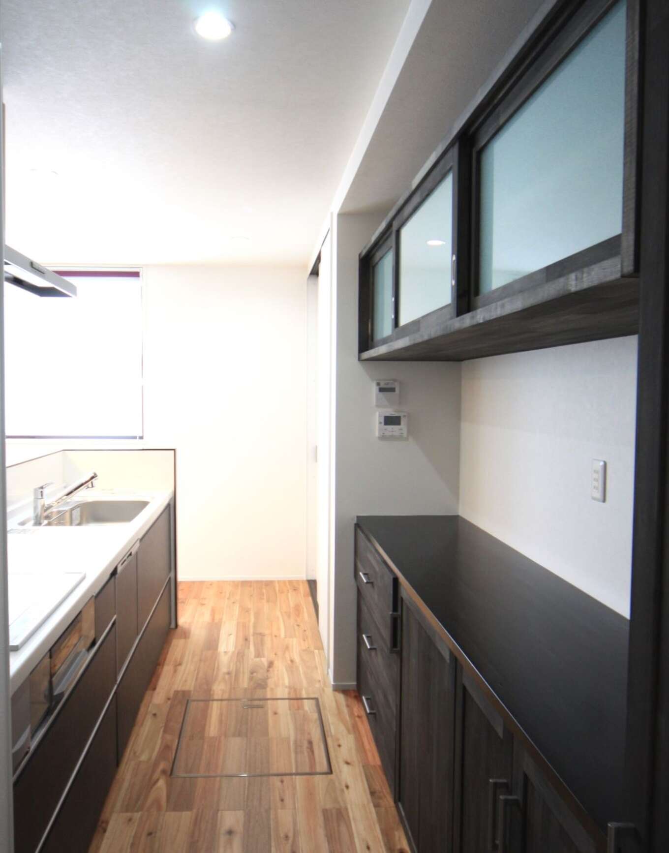 デザイン性と機能性を兼ね備えたキッチン背面収納