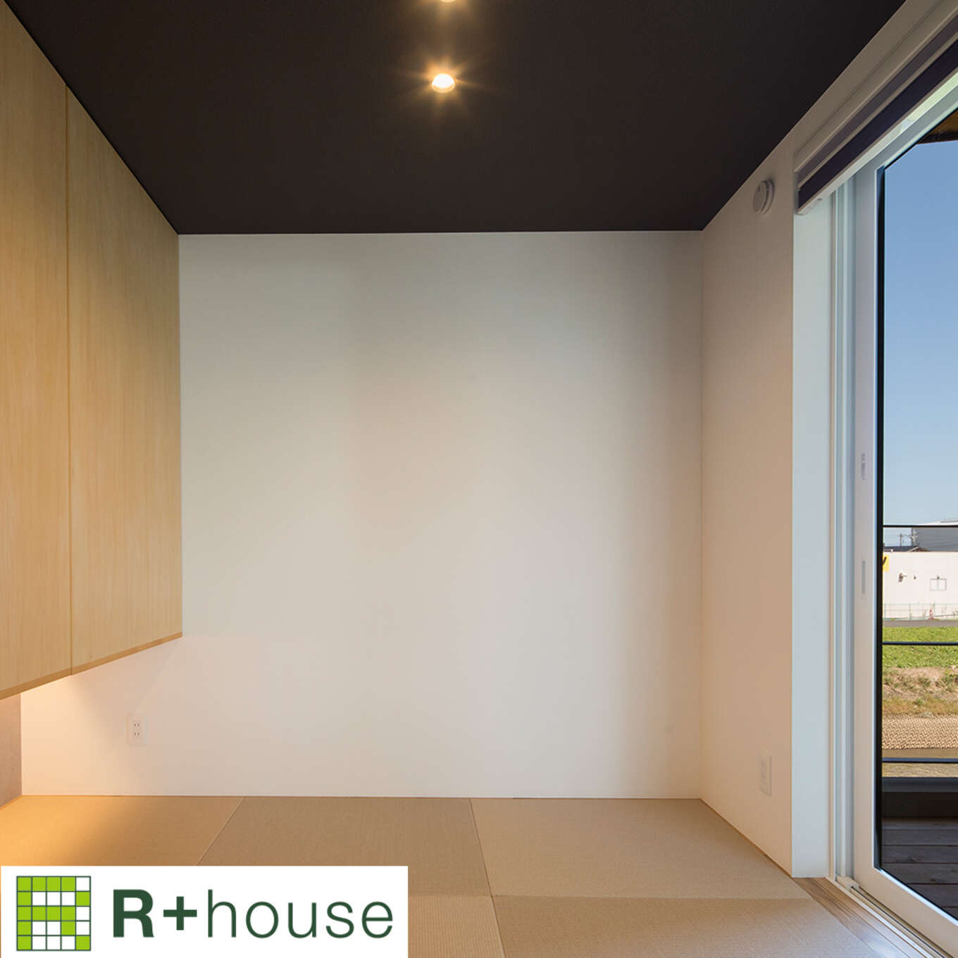 R+houseの物件の畳コーナーの写真です。左側には収納右側にはバルコニーにつながる窓があり明るく開放的。